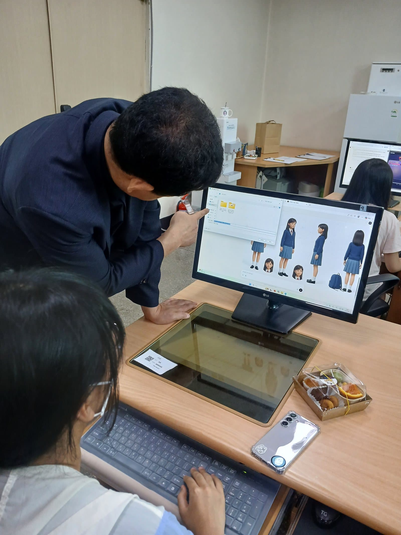 참여자 옆에서 화면을 함께 보며 안내하는 강사