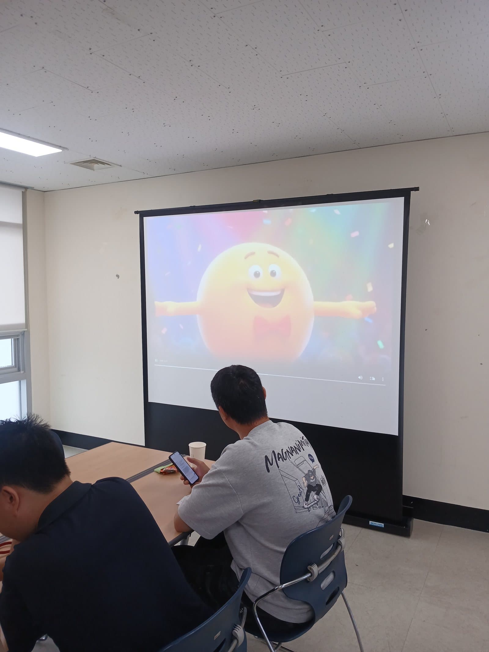 스크린에 참여자가 만든 캐릭터가 떠 있는 교실